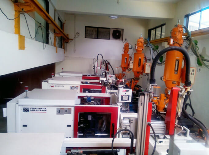 Automated plastic moulding set up